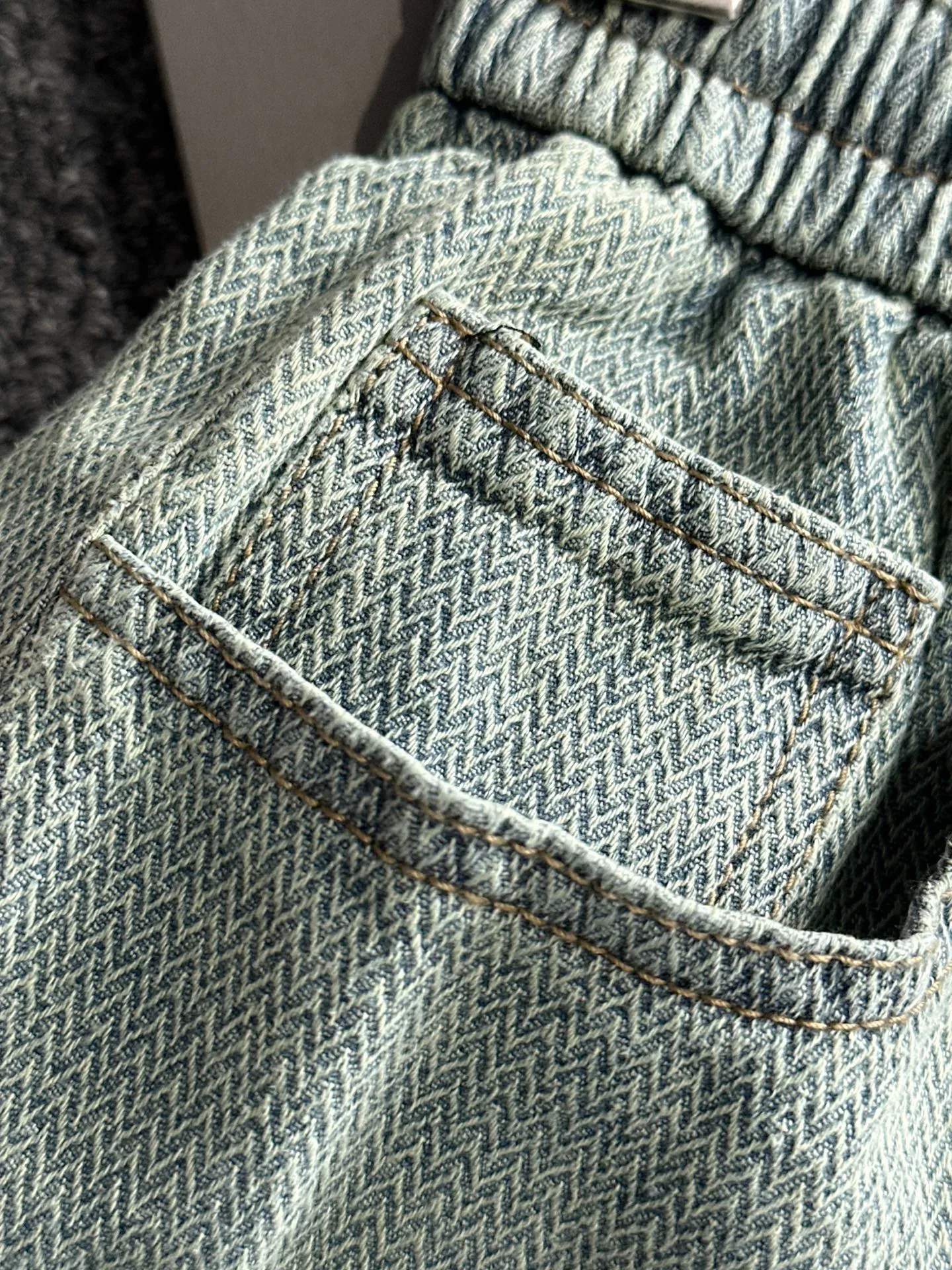 🅿️330 Stone Island 2025 summer new jeans denim shorts are woven from imported Japanese Denim plain cotton denim fabrics. They have three standards. The top stonewashing process makes the texture reach the old taste of the 1980s. It is soft, delicate, comfortable and breathable. The color has a modern and fashionable vicissitudes. The upper body is versatile and fashionable! Light luxury, a must-have item for daily commuting! Size: M-4XL (please state your height and weight when placing an order)